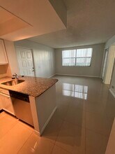 752 Executive Center Dr in West Palm Beach, FL - Building Photo - Building Photo