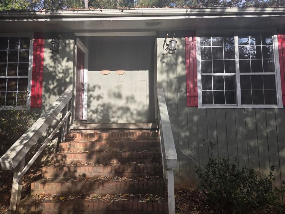 4751 Valley Dale Dr SW in Lilburn, GA - Building Photo