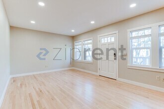 2225 Eastlake Ave E in Seattle, WA - Foto de edificio - Building Photo