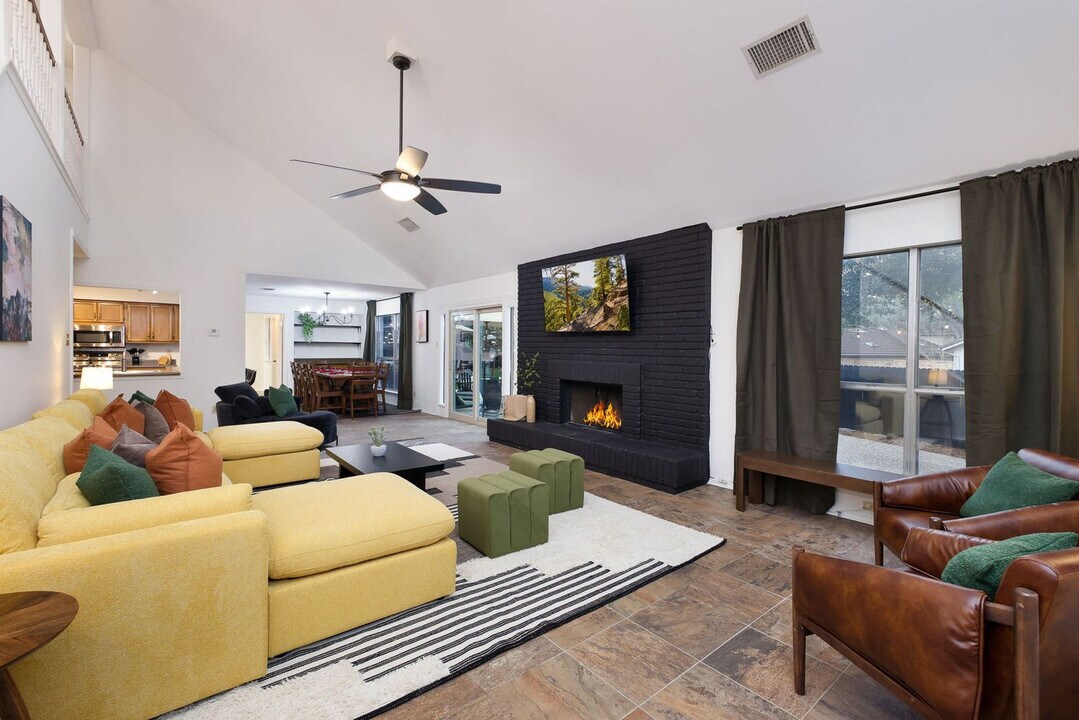 13603 Oak Cabin in San Antonio, TX - Building Photo