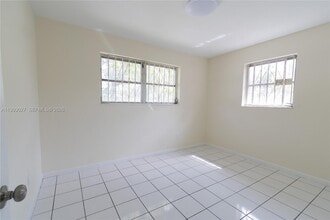 11770 SW 168th St in Miami, FL - Foto de edificio - Building Photo