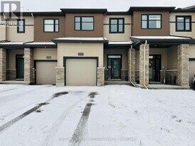 2032 Caltra Cres in Ottawa, ON - Building Photo