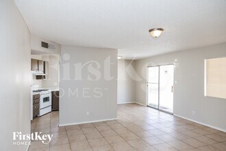 5265 Saratoga Dr in Las Vegas, NV - Building Photo - Building Photo