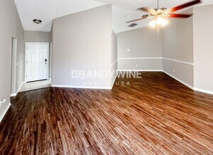 8592 Bandera Cir W in Jacksonville, FL - Foto de edificio - Building Photo