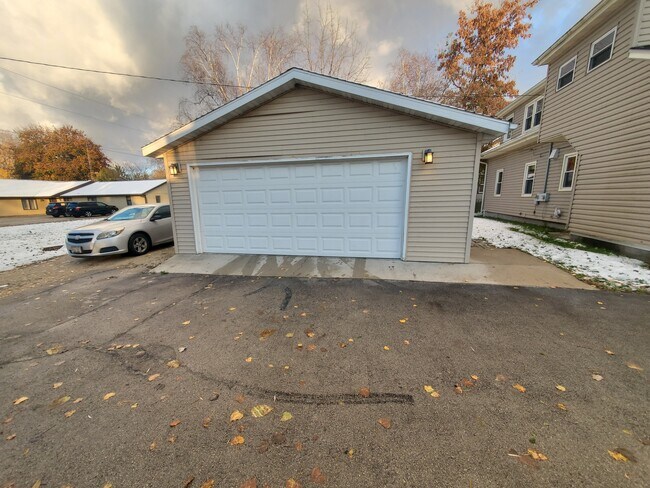 563 W Scott St, Unit 563 B W Scott St in Fond du Lac, WI - Foto de edificio - Building Photo