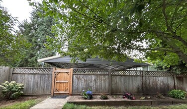 11198 N 1st St in Hauser, ID - Foto de edificio - Building Photo