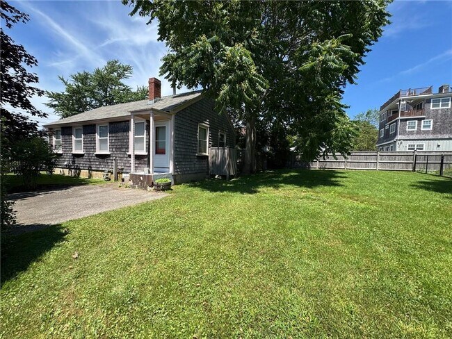 44 Crest St in Middletown, RI - Building Photo - Building Photo