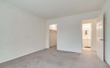 3700 N Rosser St, Unit 201 in Alexandria, VA - Foto de edificio - Building Photo