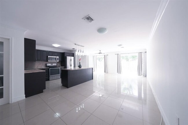 7327 Pepper Pike Dr in Hialeah, FL - Building Photo - Building Photo