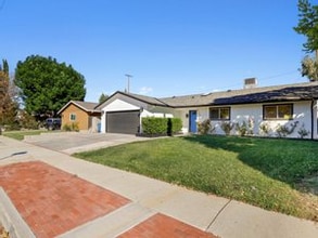 2058 Malcolm St in Simi Valley, CA - Foto de edificio - Building Photo