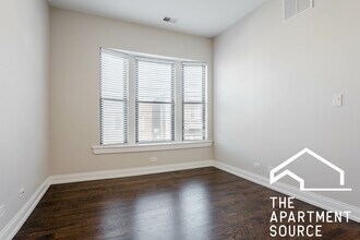 2945 W Diversey Ave, Unit 2 in Chicago, IL - Foto de edificio - Building Photo