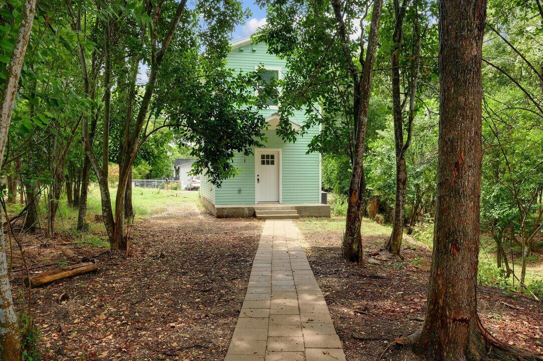 830 Martin Luther King Dr in San Marcos, TX - Building Photo