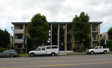 Colonial Ridge Apartments in Canoga Park, CA - Building Photo - Building Photo