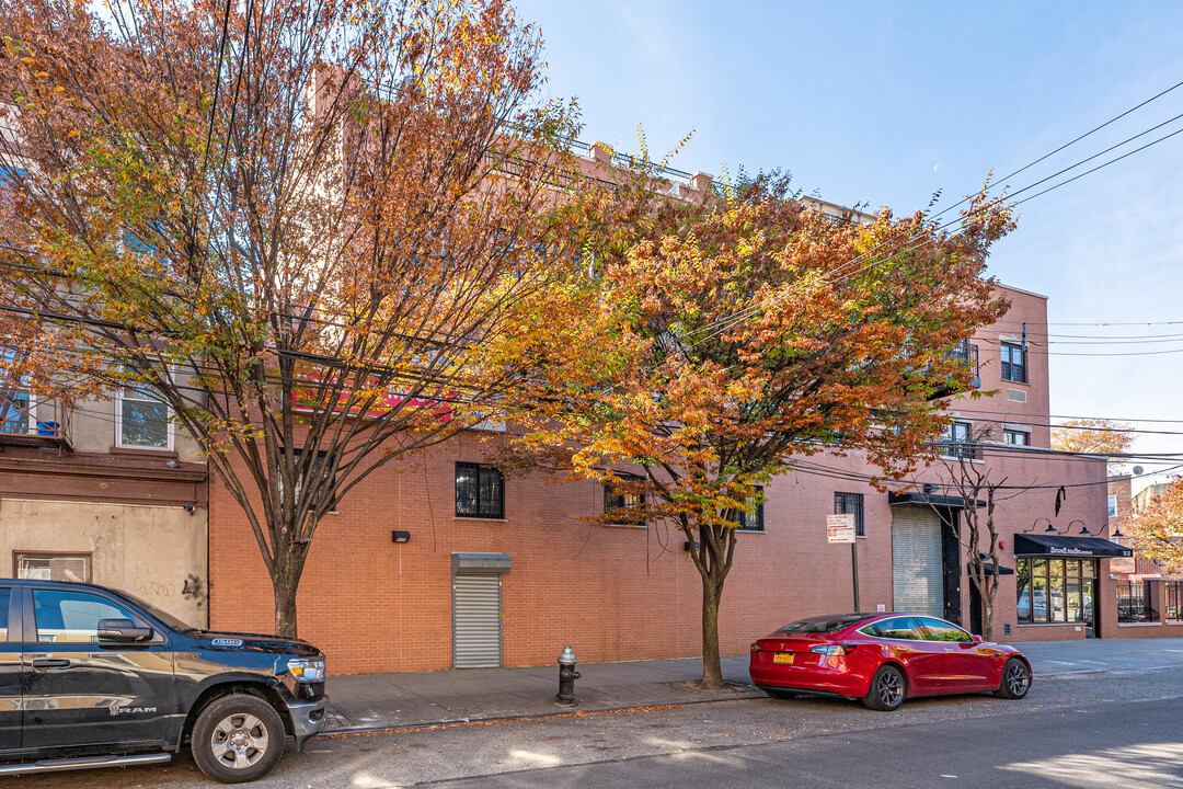 1802 27th Ave in Astoria, NY - Foto de edificio