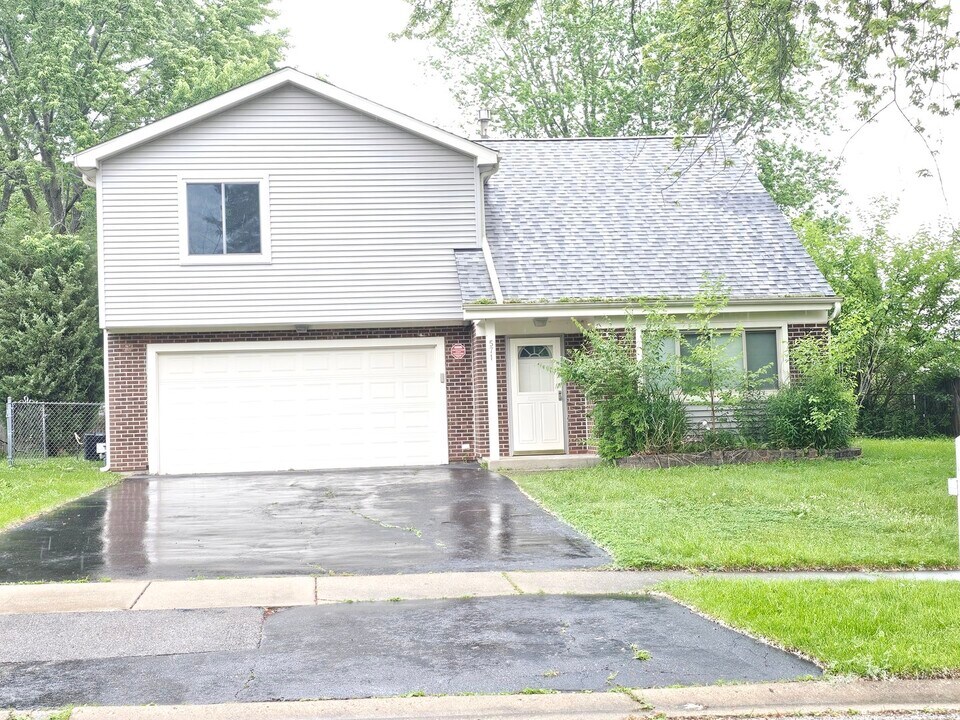 571 White Birch Rd in Lindenhurst, IL - Building Photo