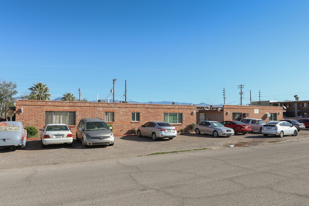 Sundance Apartments in Tucson, AZ - Building Photo