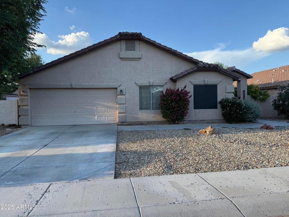 7458 W Firebird Dr in Glendale, AZ - Building Photo