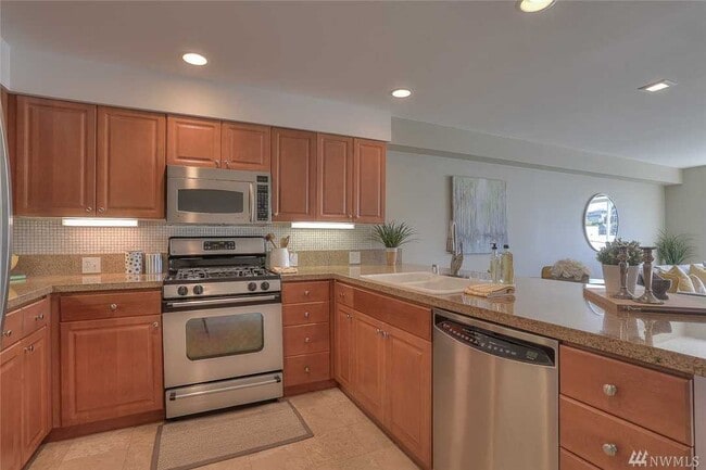 2425 33rd Ave W, Unit 202 in Seattle, WA - Building Photo - Building Photo