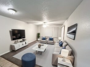 1023 S Hiawassee Rd in Orlando, FL - Foto de edificio - Building Photo