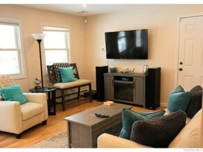 38 Woodridge Rd in Hampton Bays, NY - Building Photo - Building Photo