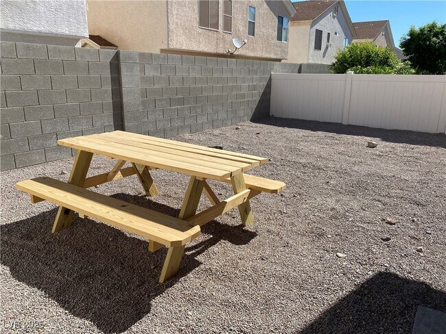 6450 Stone Dry Ave in Henderson, NV - Building Photo - Building Photo