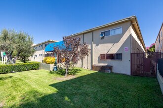 Laurel Village Apartments in North Hollywood, CA - Foto de edificio - Building Photo