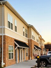 East Breeze Apartments in East York, PA - Foto de edificio - Building Photo