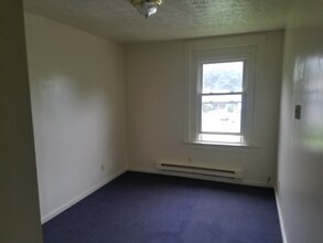 207 Cunningham St-Unit -C in Mercer, PA - Building Photo - Building Photo