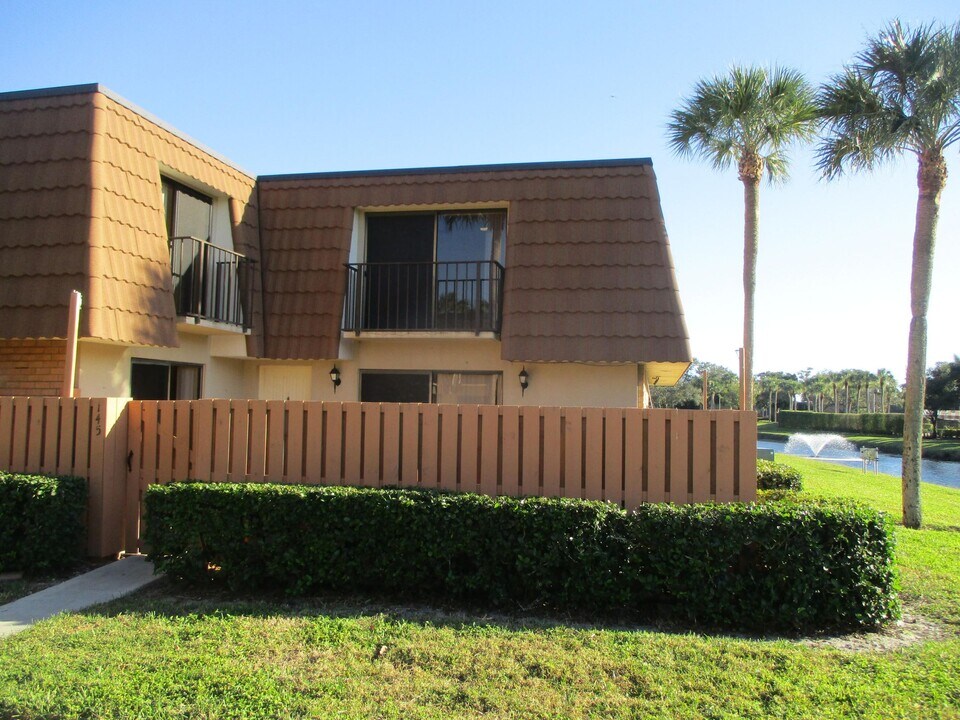 145 Heritage Way in West Palm Beach, FL - Foto de edificio