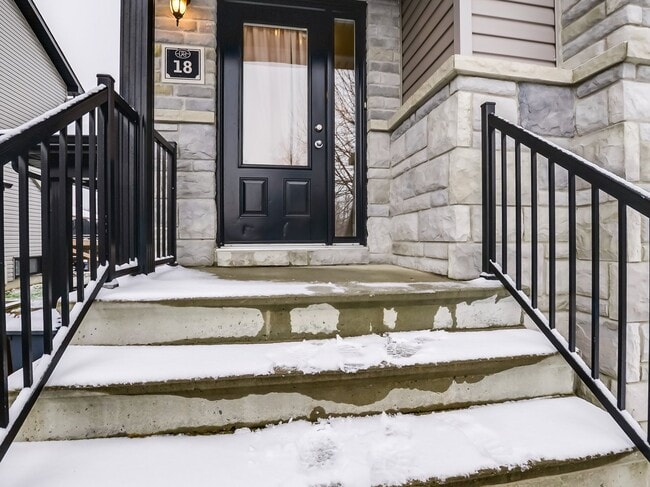 property at 18 Lucien-Gendron Rue