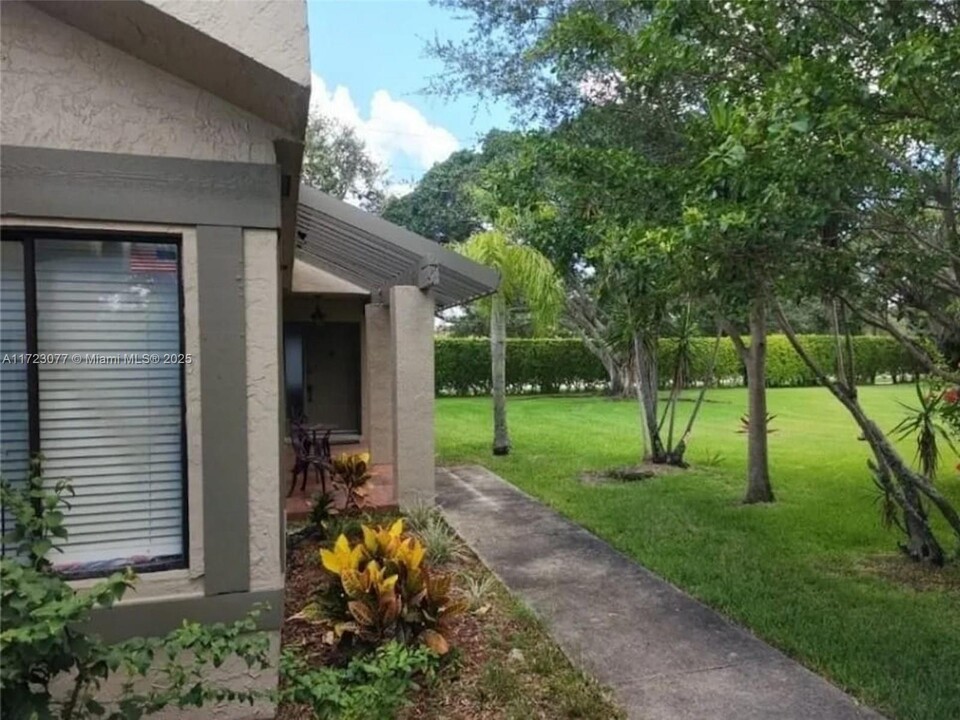 505 Patio Village Way in Weston, FL - Building Photo