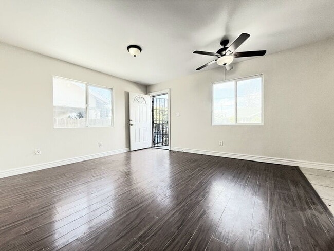 844 W 54th St in Los Angeles, CA - Building Photo - Building Photo