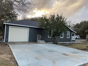 104 Mesquite St in Louise, TX - Building Photo - Building Photo