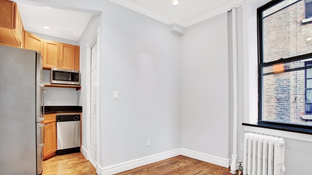 326 E 35th St in New York, NY - Building Photo