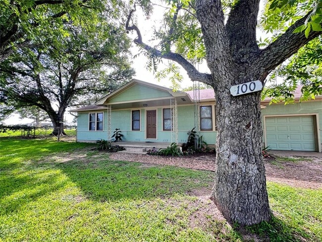 100 S Berlin Rd in Brenham, TX - Building Photo - Building Photo