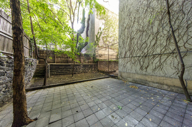 322 East 74th Street in New York, NY - Building Photo - Building Photo