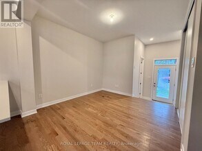 303 Canadensis Ln in Ottawa, ON - Building Photo - Building Photo