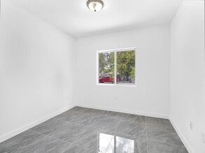 2448 NW 42nd St in Miami, FL - Building Photo - Building Photo