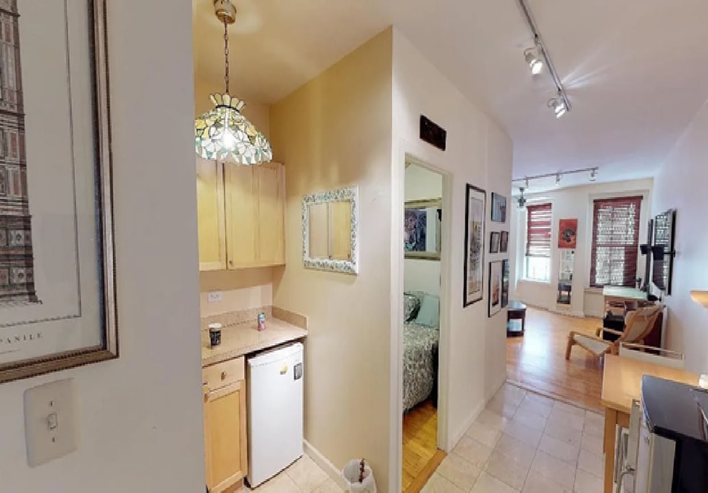 352 W 56th St in New York, NY - Building Photo