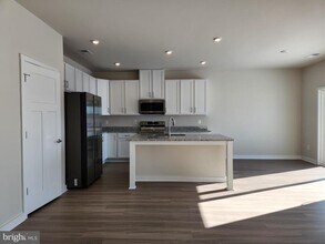 327 Baker Dr in Luray, VA - Foto de edificio - Building Photo