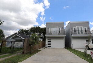4422 Phlox St in Houston, TX - Building Photo