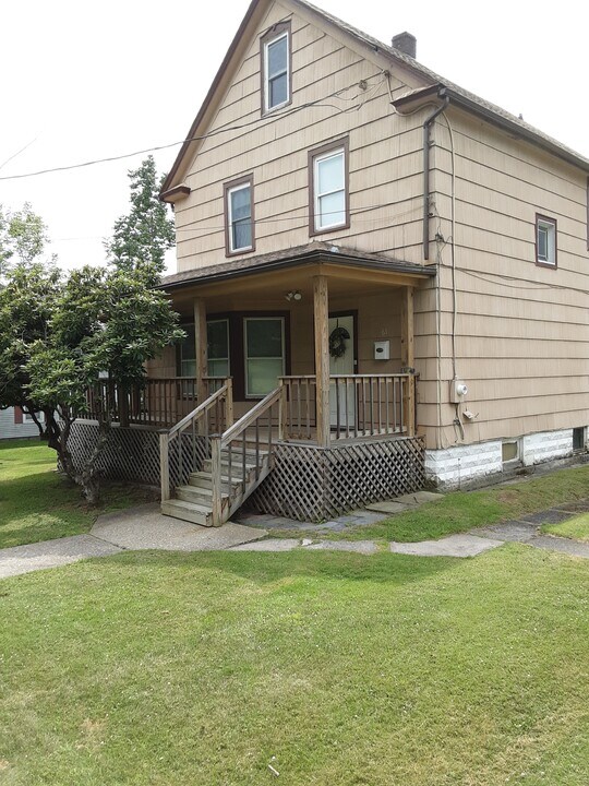 65 Liberty St in Monticello, NY - Building Photo