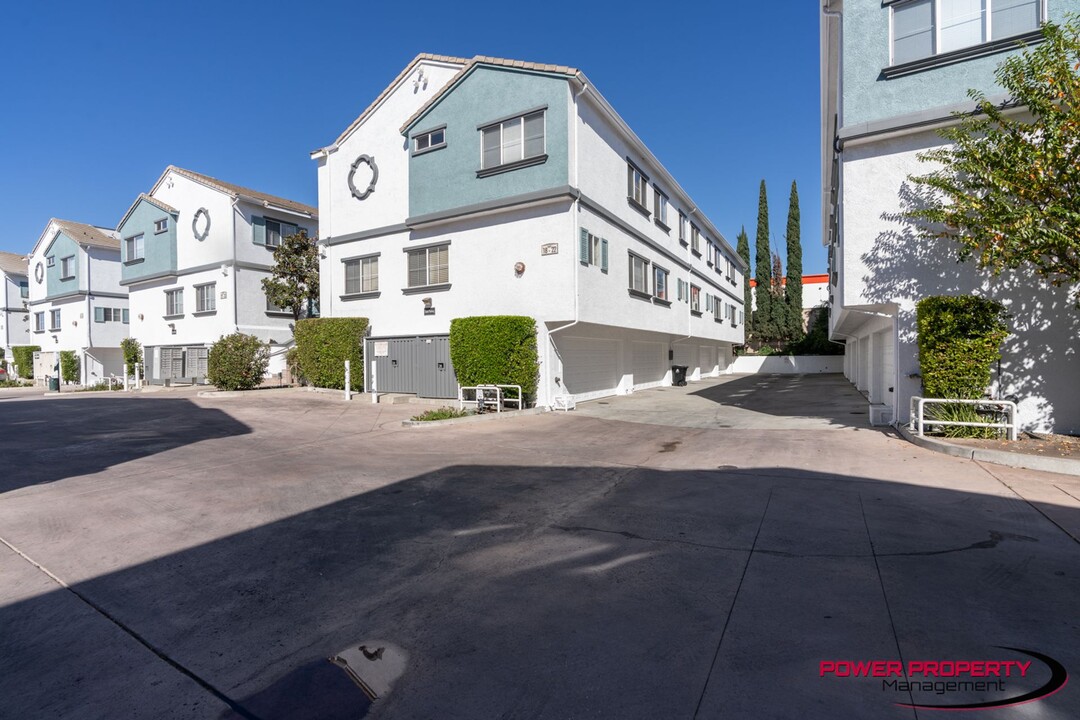 Vantaggio Townhomes in Northridge, CA - Building Photo