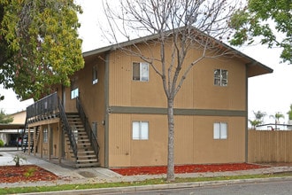 300 E School Ave in Visalia, CA - Foto de edificio - Building Photo