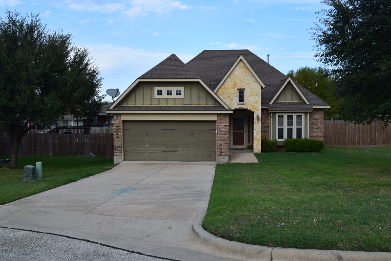 800 Moonbeam Ct in Brenham, TX - Building Photo