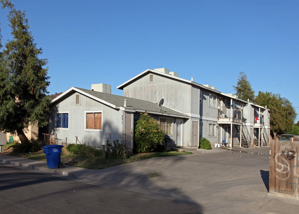 331 N Magnolia St in Woodlake, CA - Building Photo