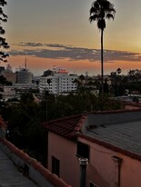 6220 Holly Mont Dr in Los Angeles, CA - Building Photo