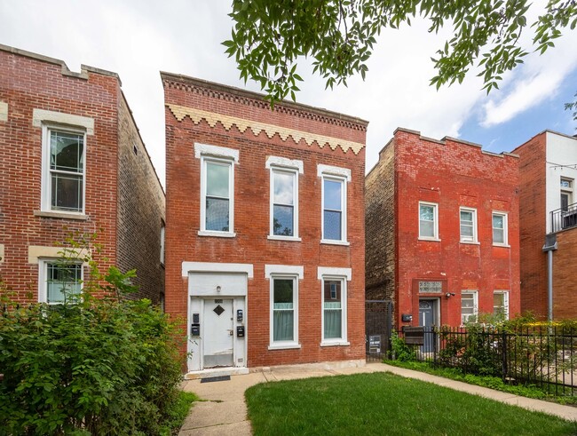 property at 2206 W Erie St