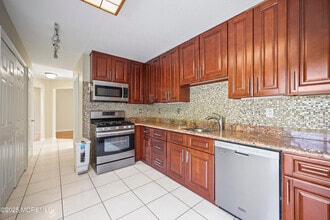 17 Kingfisher Ct in Marlboro, NJ - Building Photo - Building Photo