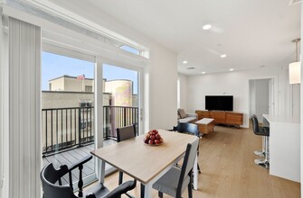 301 Border St in Boston, MA - Building Photo - Building Photo